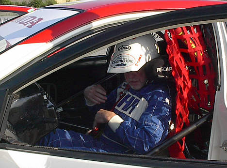 Kørerdragt og hjelm er fundet frem til en testkørsel af en af K-Motorsports Honda Civic'er.
